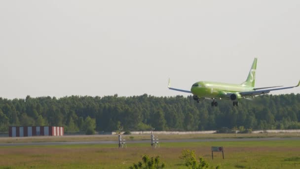 ノボシビルスク Russianフェデレーション 2020年6月17日 S7航空のボーイング737 Bvlが着陸し トルマチェヴォ空港 ノボシビルスク サイドビューに到着 — ストック動画
