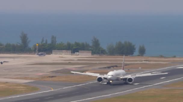 Phuket Tajlandia Luty 2023 Boeing 777 Emirates Braking Wylądowaniu Lotnisku — Wideo stockowe
