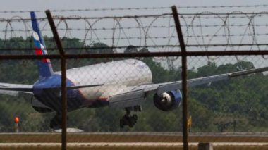 PHUKET, THAILAND - 26 HAZİRAN 2023: Boeing 777, RA-73135 Aeroflot iniş pisti ve Phuket havaalanı, arka görüş. Spoiler verin. Yavaşlıyor, fren yapıyor.