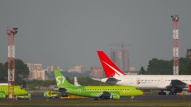 NOVOSIBIRSK, RUSSIAN FEDERATION - 17 Haziran 2020: Yolcu uçağı Embraer E170, Tolmachevo Havaalanında taksicilik yapan S7 Airlines VQ-BYW.