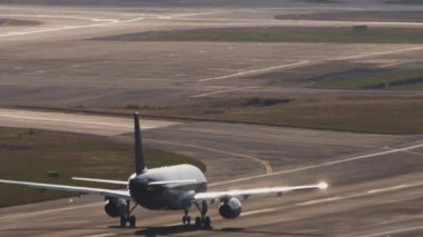 PHUKET, THAILAND - 11 Şubat 2023: Airbus A320, Thai Smile 'ın HS-TXB' si Phuket havaalanından kalkıyor. Arka planda uçak, deniz arka planı.