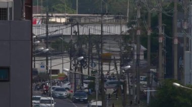 PHUKET, THAILAND - 26 Şubat 2023: Phuket havaalanından Boeing 737, 9M-MGK. Ön plan, şehir otoyolu ve yoğun trafik, Asya