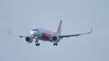 PHUKET, THAILAND - 27 Kasım 2019: Airbus A320 AirAsia, Phuket Havaalanı, yan görüş. Yolcu uçağı iniyor, iniyor. Seyahat kavramı