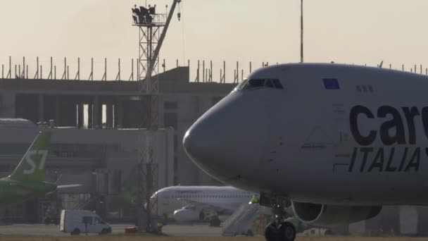 Новосибирск Российская Федерация Октября 2021 Грузовой Гигантский Самолет Boeing 747 — стоковое видео