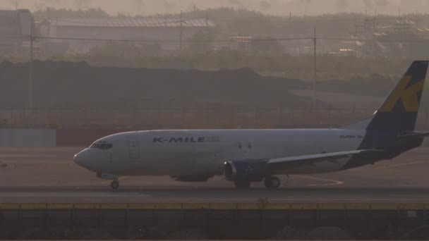 ボーイング737 スワンナプーム空港の滑走路でKマイルエアのHs Kmaのサイドビュー 日没時間 エクスプレス航空 貨物飛行機 — ストック動画