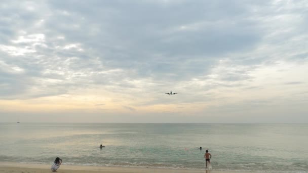Самолет Пролетает Над Пляжем Люди Смотрят Посадку Авиалайнера Приближается Авиалайнер — стоковое видео