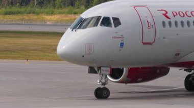 MOSCOW, Rusya Federasyonu - 29 Temmuz 2021: Sukhoi Superjet 100-95B, Rossiya 'dan RA-89111, Sheremetyevo Havalimanı, Moskova SVO. Turizm ve seyahat kavramı