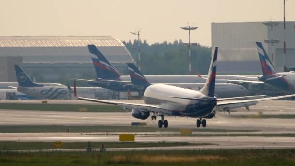 모스크바 러시아 페더레이션 2021년 29일 737 에어로플로트 착륙의 Bgi 활주로를 — 비디오