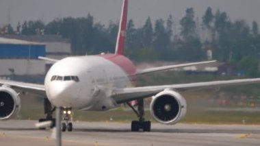 MOSCOW, Rusya Federasyonu - 29 Temmuz 2021: Geniş gövdeli yolcu uçağı Boeing 777, Pegas Fly 'ın VP-BJF' si Sheremetyevo 'da taksicilik yapıyor. Taksideki görüntülü uçak. Turizm ve seyahat kavramı