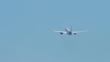 Jet uçağı kalkıştan sonra irtifa kazanıyor, dikiz görüşü, uzak çekim. Yolcu geniş gövdeli uçaklar uçuyor. Uçak kalkıyor. Seyahat kavramı