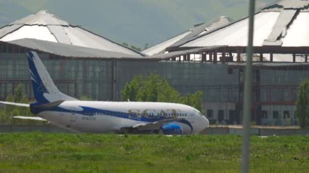 Almaty Kazakhstan 2019年5月5日 商业飞机波音737在降落后滑行 抵达哈萨克斯坦阿拉木图国际机场 侧视图 — 图库视频影像