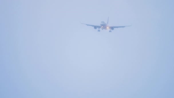 喷气式飞机 有灯光 接近着陆 蓝色薄雾 烟雾中的夏季航班 — 图库视频影像
