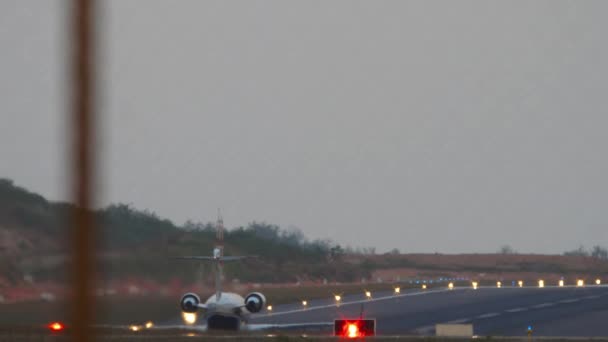 Avión Jet Privado Está Despegando Vista Trasera Través Valla Iluminación — Vídeo de stock