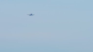 Ticari uçak inişe yaklaşıyor, iniyor, iniyor. Düşük ihtimal, gökyüzünde jet uçağı. Konsept seyahat ve turizm