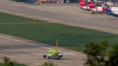 SOCHI, Rusya - 30 Temmuz 2022: uçaklar kalkıyor. Yolcu uçağı Boeing 737 S7 Airlines RA-73671 Sochi havaalanından kalkıyor. Turizm ve seyahat kavramı.