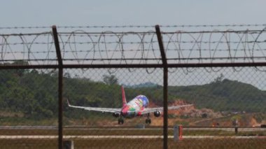 PHUKET, THAILAND - 10 Şubat 2023: Airbus A320, Airbus A320, AirAsia 'nın HS-BBR' si ile Phuket Havalimanı 'na yeni bölümler iniş ve dokunma, yavaşlama. Asya 'da düşük maliyetli. Yolcu uçağı. Uçak.