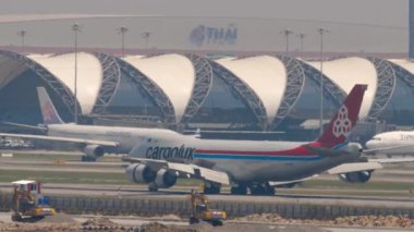 BANGKOK, THAILAND - Mart 01, 2023: Boeing 747, Cargolux 'un LX-VCE spoiler' ları, Suvarnabhumi Havalimanı 'na indikten sonra yavaşlama, yan görüş.