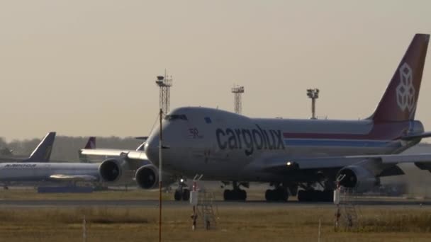 Novosibirsk Russian Federasyonu Ekim 2021 Tolmachevo Havaalanında Taksicilik Yapan Cargolux — Stok video
