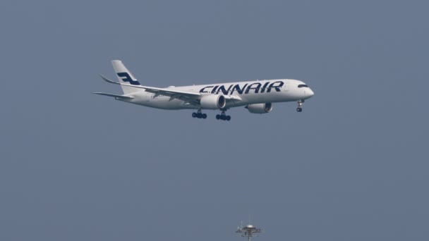 Phuket 2023년 26일 날아다니는 항공기의 시네마틱 공항에 착륙하는 Finnair의 A350 — 비디오