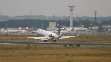 FRANKFURT AM MAIN, Almanya - 20 Temmuz 2017: Yolcu uçağı Mitsubishi CRJ, Lufthansa 'nın D-ACND' si Frankfurt Havalimanı 'na indi. Uçak dokunuyor ve fren yapıyor.