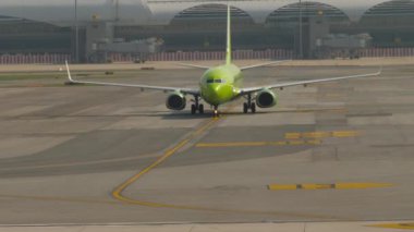 BANGKOK, THAILAND - S7 Airlines 'dan Boeing 737 sefer sayılı yolcu uçağı, Suvarnabhum havaalanı BKK' daki terminale doğru hareket ediyor. Uçak geliyor.