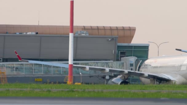 Kazan Rússia Agosto 2022 Passageiros Saem Avião Nordwind Corredor Telescópico — Vídeo de Stock
