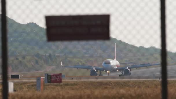 Hamowanie Samolotem Lądowaniu Przylatuje Samolot Widok Pas Startowy Przez Ogrodzenie — Wideo stockowe