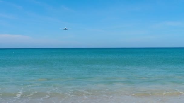 Ein Passagierflugzeug Fliegt Über Das Blaue Meer Flugzeug Landeanflug Blaues lizenzfreies Stockvideo