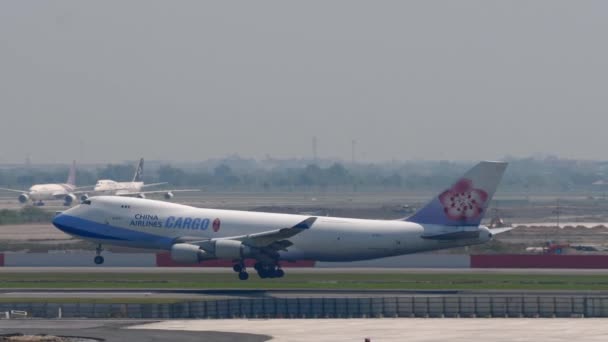 Bangkok Thailand März 2023 Jumbo Frachtflugzeug Boeing 747 400F 18717 — Stockvideo