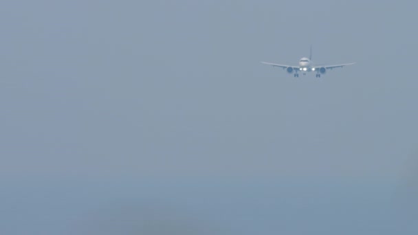 Záběry Letadel Nepoznatelným Přistáváním Livreji Pohled Zepředu Letadlo Obloze Cestovní — Stock video