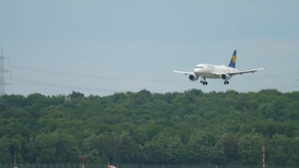 Dusseldorf Alemanha Julho 2017 Aeronave Lufthansa Aterrissando Aeroporto Dusseldorf Dus — Vídeo de Stock