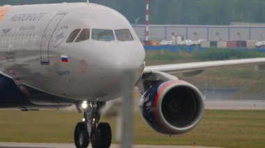 MOSCOW, Rusya Federasyonu - 29 Temmuz 2021: Front view, Airbus A320, VQ-BEJ in PBC CSKA Moskova Özel Havalimanı Aeroflot Havayolları Sheremetyevo havaalanındaki piste iniyor