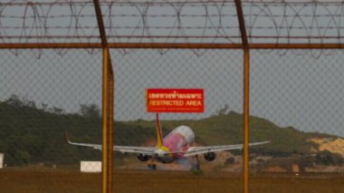 PHUKET, THAILAND - 16 Şubat 2023: Ticari Airbus A320, Tayland Vietnam Jet Havaalanı 'ndan HS-VKN. Uçak piste iniyor ve fren yapıyor.