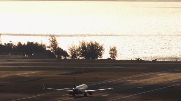 Vliegtuig Silhouet Klimmen Het Opstijgen Zee Achtergrondverlichting Achteraanzicht Verre Schot — Stockvideo