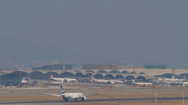 HONG KONG - 10 Kasım 2019: Airbus A350, B-LQA Cathay Pasifik havalimanı, yan görüş. Uçak kalkıyor.