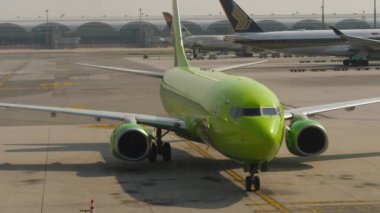 BANGKOK, THAILAND - S7 Airlines 'dan Boeing 737 sefer sayılı uçak, Suvarnabhum havaalanı BKK terminaline doğru yol alıyor. Uçak geliyor.
