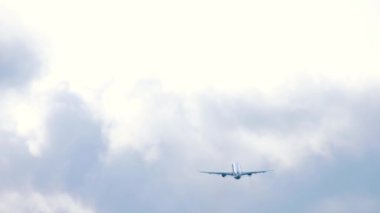 Uçak kalkış, kalkış, uzun mesafe. Yüksekliğe tırmanan uçak, arka görüş