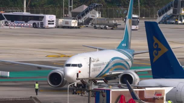 Phuket Thailand Fevereiro 2023 Trator Puxando Boeing 737 Max A4O Filmagem De Bancos De Imagens Sem Royalties
