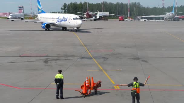 상트페테르부르크 러시아 2022년 26일 풀코보 터미널로 택시를 야쿠시아 항공의 737 — 비디오