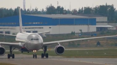 MOSCOW, Rusya Federasyonu - 29 Temmuz 2021: Sheremetyevo 'da Aeroflot Uçak Taksisi. Pistteki uçaklar. Taksideki görüntülü uçak. Turizm ve seyahat kavramı