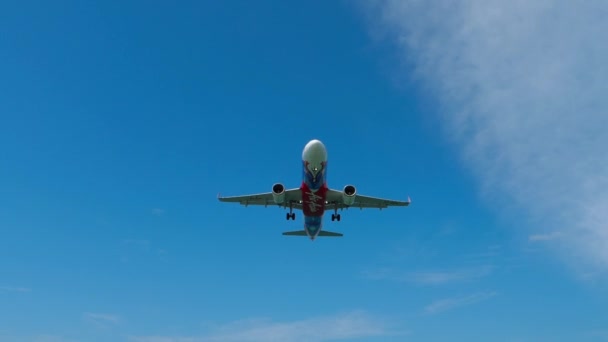2023년 18일 공항에 착륙한 에어아시아의 Bbr 에어버스 A320 200 해변을 — 비디오