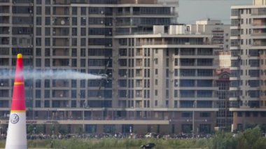 KAZAN, Rusya FEDERasyonu, 15 HAZİRAN 2019: Kazan 'daki hava gösterisindeki son uçuş. Hafif bir uçağın muhteşem gösterisi.