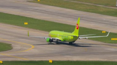 SOCHI, RUSSIA - 29 Temmuz 2022: Yolcu uçağı Boeing 737, RA-73669 S7 Airlines, Sochi havaalanına indikten sonra taksicilik yapıyor. Havaalanı pistinde bir uçak var. Turizm ve seyahat kavramı.