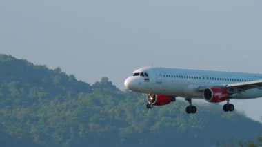 PHUKET, THAILAND - 27 Kasım 2019: Airbus A320, Vietnam Jet Havaalanı 'nın HS-VKD' si, Phuket Havaalanı, yan görüş. Yolcu uçağı iniyor, iniyor. Seyahat kavramı