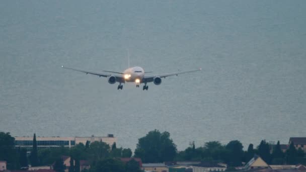 Αεροσκάφος Widebody Αγνώριστη Προσεδάφιση Αεροπλάνα Μπροστινή Όψη Πλησιάζει Αεροπλάνο Προβολείς — Αρχείο Βίντεο