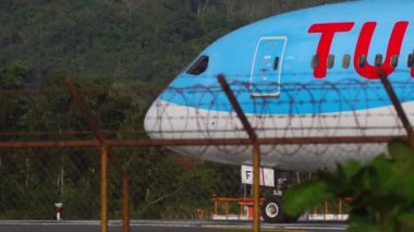 PHUKET, THAILAND - FEBRUARY 05, 2023: Yolcu modern uçak Boeing 787 Dreamliner, SE-RFZ TUI 'den Phuket havaalanındaki piste inen Kuzey uçuşu. Seyahat kavramı