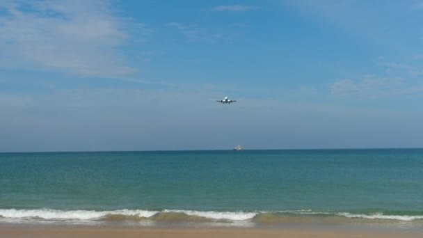 Handheld Shooting Airplane Approaching Landing Azure Sea Airliner Flying Beach — Stock Video