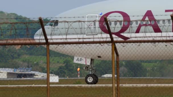 Phuket Thailand Januari 2023 Boeing 777 Bap Qatar Airlines Taxar — Stockvideo
