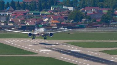 SOCHI, RUSSIA - 30 Temmuz 2022: Aeroflot 'un Boeing 777' si Sochi havaalanına indi. Ön manzara, jet yolcu uçağı piste iniyor ve yavaşlıyor, fren yapıyor.