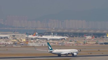 HONG KONG - 10 Kasım 2019: Atış, Airbus A350, B-LQA Pasifik Hızlandırması Chek Kap Kok Havalimanı 'ndan kalkış için. Uçak kalkışı, yan görüş